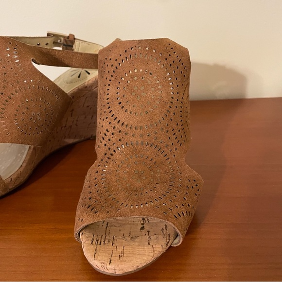 NWOT Isaac Mizrahi Live Seismic Suede Wedge Sandals Tan Brown Heels Leather 6.5 - Picture 3 of 11